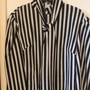 NWOT-Bow tie Stripe blouse